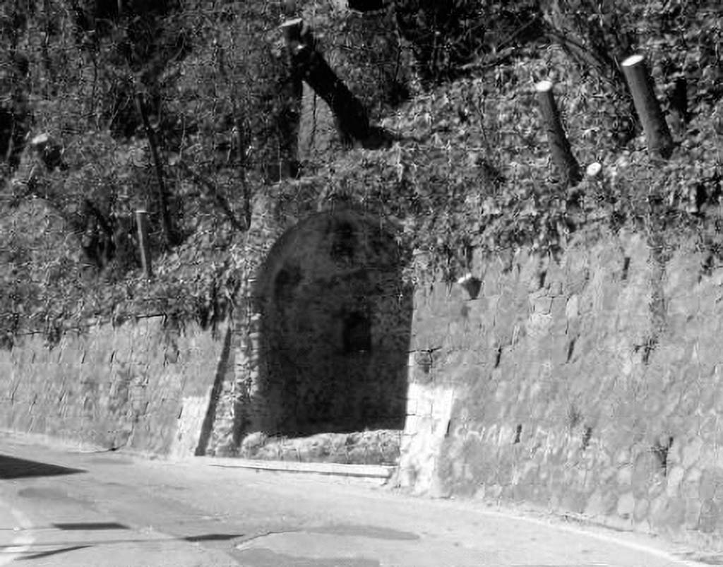 Hotel Diomede. A solitary volcanic stone niche is all that remains on the road that climbs towards the Pompeii Villa dei Misteri station on the Circumvesuviana, close to the entrance to the Porta Marina excavations.
See Amorosi V., La taverna Diomede in Sylva Mala XVI, Centro Studi Archeologici di Boscoreale, Boscotrecase e Trecase, p. 9.

