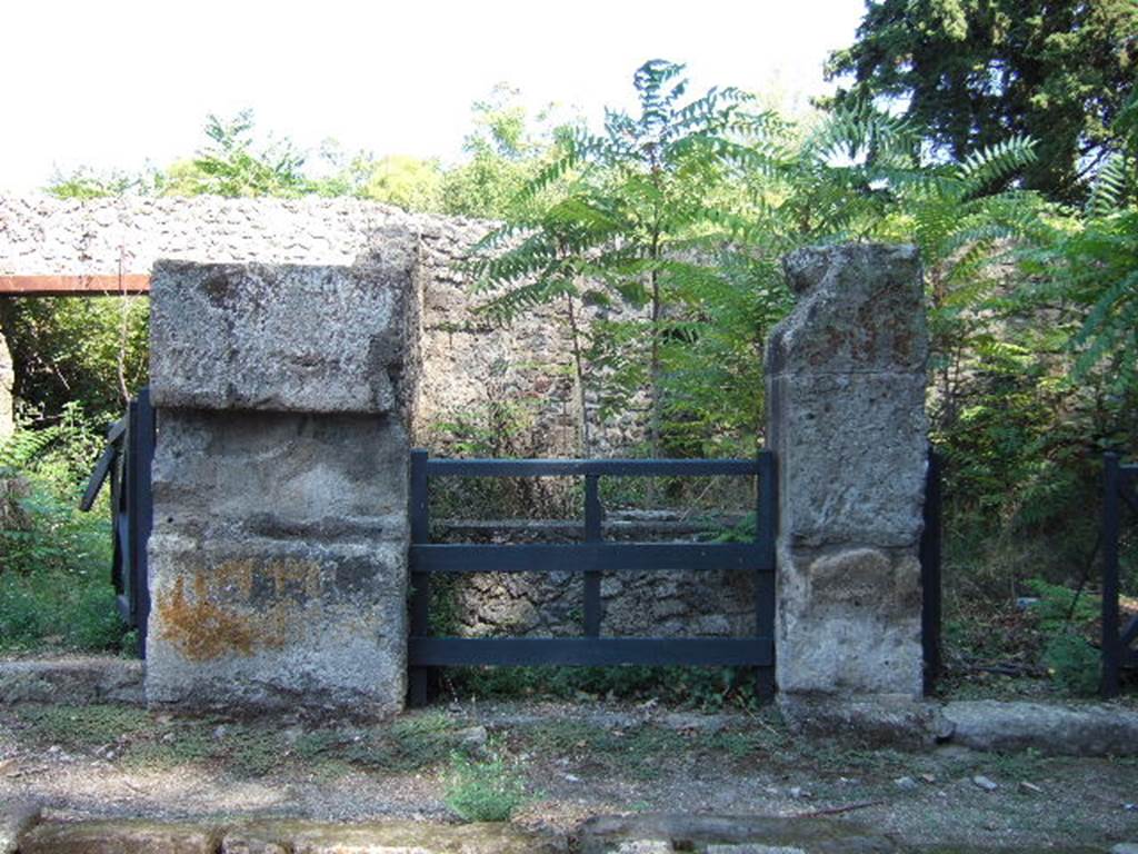 I.1.1 Pompeii. September 2005. Entrance on the north side, blocked by stone podium