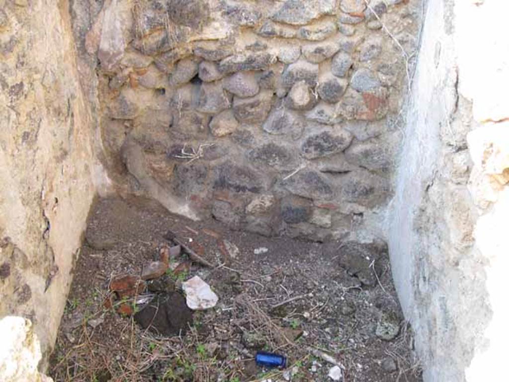 1.2.6 Pompeii. September 2010. North wall and floor of small room. Photo courtesy of Drew Baker.
