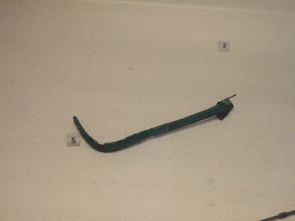 I.2.10 Pompeii.   Found in atrium. Strigile. Now in Naples Archaeological Museum. Inventory number: 110700.