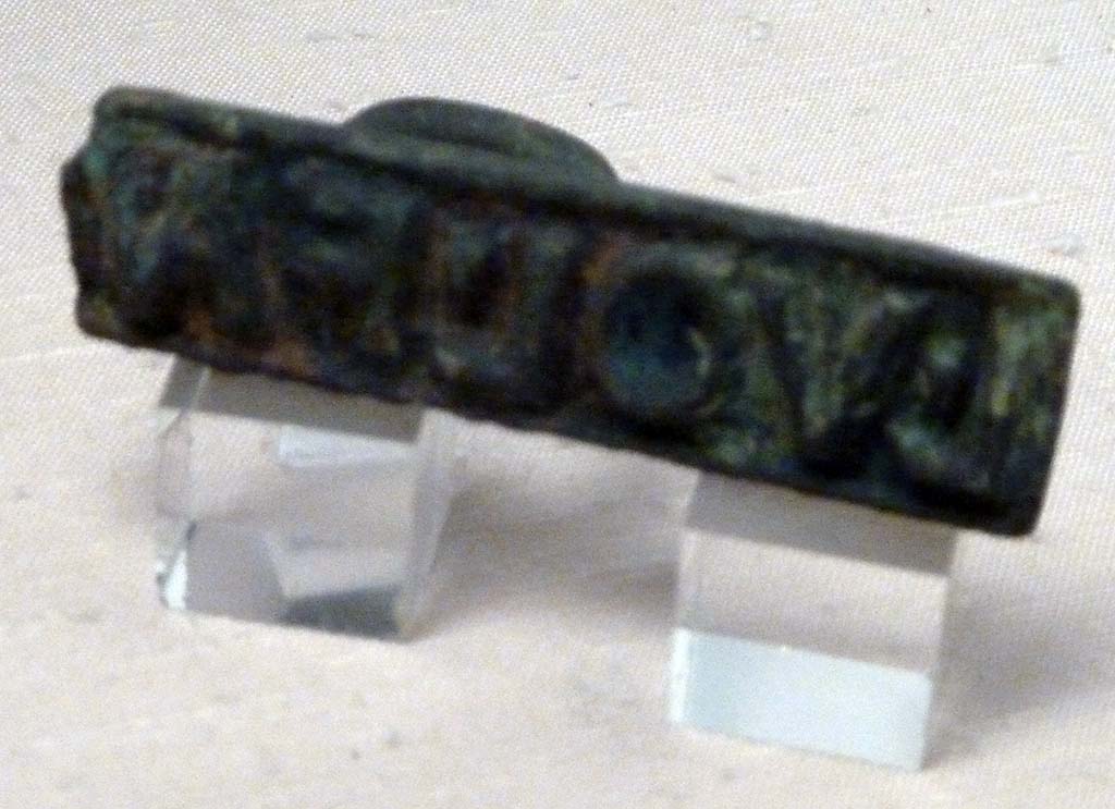 I.2.10 Pompeii. Found in the atrium. Ring seal with the name of L(ucius) VOL(usius) FAV(stus)
Now in Naples Archaeological Museum. Inventory number 109689.
According to Della Corte, perhaps the seal belonged to the head of the family  L. Vol(usius) Fau(stus)  (S.106)  (CIL X 8058, 96).
He may have been a manufacturer of liquamen, as from an inscribed pitcher found here  M. Volusi(us) Fau(stus).
These citizens, living in the same house, may have been brothers.
See Della Corte, M., 1965. Case ed Abitanti di Pompei. Napoli: Fausto Fiorentino. (p.264 and note 3).
Della Corte noted that despite the diligence of Zangemeister, he did not register and number the writing on the pitcher in CIL IV.
This epigraph had been reported by Fiorelli.
