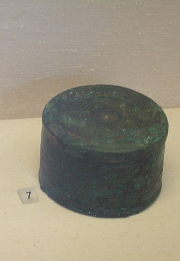 I.2.10 Pompeii. Found in cubiculum. Small container with lid. 
Now in Naples Archaeological Museum. Inventory number 115887.
