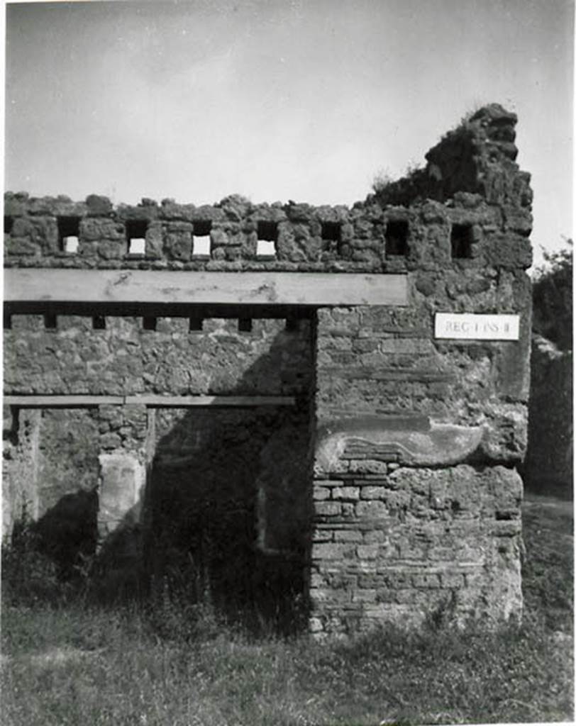 I.2.23 Pompeii. 1935 photo taken by Tatiana Warscher. Looking north towards entrance doorway at corner of insula. According to Warscher, quoting Fiorelli in Descrizione, (p.46), she described –
I.2.23 “Il lato dell’isola ha innanzi tutto una taberna divisa in due compresi, nel primo de’quali trovasi la scaletta del meniano con latrina di sotto; e nel secondo una cella rustica costeggiata da un passaggio, che serviva da apotheca e menava alla cucina”.
See Pappalardo, U., 2001. La Descrizione di Pompei per Giuseppe Fiorelli (1875). Napoli: Massa Editore. (p.37)
See Warscher T., 1935. Codex Topographicus Pompeianus: Regio I.2. (no.41) Rome: DAIR, whose copyright it remains.
(translation: I. 2.23 "The side of the insula had firstly a workshop divided into two rooms, in the first where the stairs to the upper floor with latrine below were found; and in the second a rustic room bordered by a corridor, which was used as a storeroom and led to the kitchen.”)

