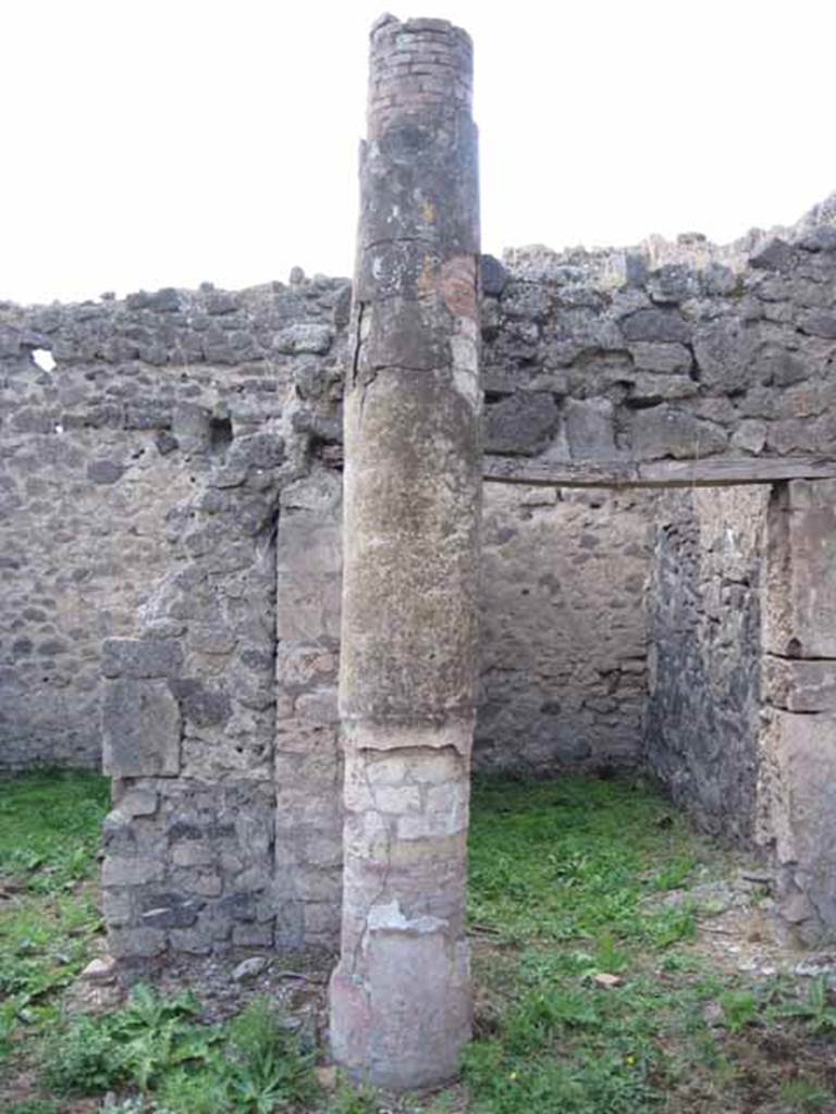 I.2.24 Pompeii. September 2010. Detail of upright brick column in atrium, looking west. Photo courtesy of Drew Baker.
