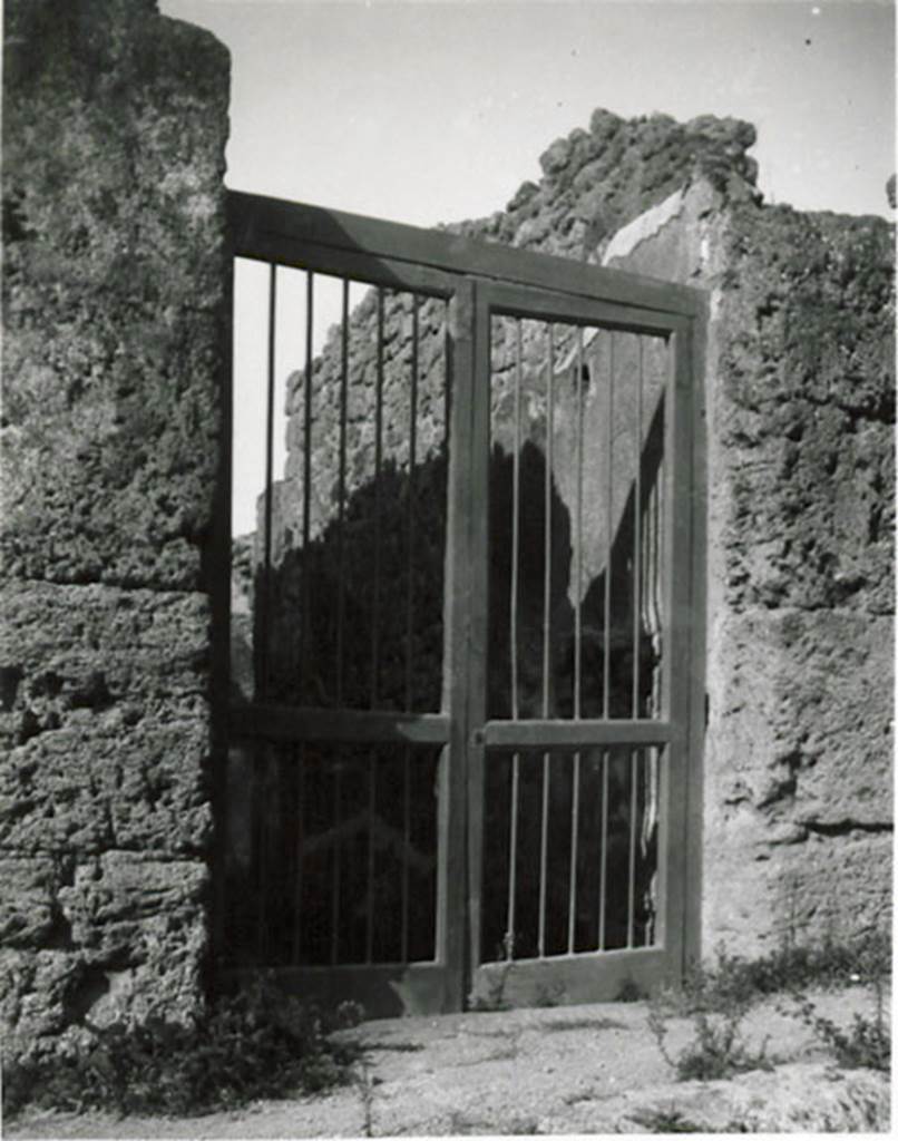 I.3.25 Pompeii. 1935 photograph taken by Tatiana Warscher. 
Looking towards the entrance doorway, and the remains of the painted decoration on the north wall of the entrance corridor.
According to Warscher, found near to the entrance was the electoral programma 
L . CEIVM . SECVNDVM          CAPE
                                                                         LLA.ROG
See Warscher, T, 1935: Codex Topographicus Pompejanus, Regio I, 3: (no.60), Rome, DAIR, whose copyright it remains.  
