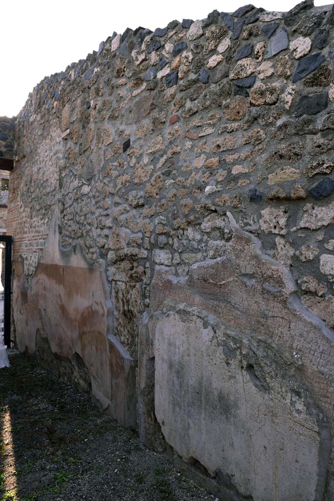 I.4.25/I.4.5 Pompeii. October 2019. Entrance corridor/fauces 3, looking west along north wall. 
Foto Tobias Busen, ERC Grant 681269 DCOR.

