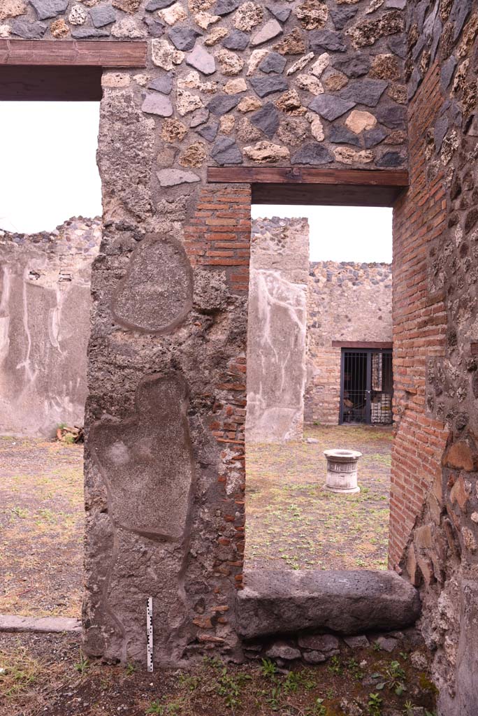 I.4.25 Pompeii. September 2019. Room 50, east wall with rear of steps in south-east corner.
Foto Tobias Busen, ERC Grant 681269 DCOR
