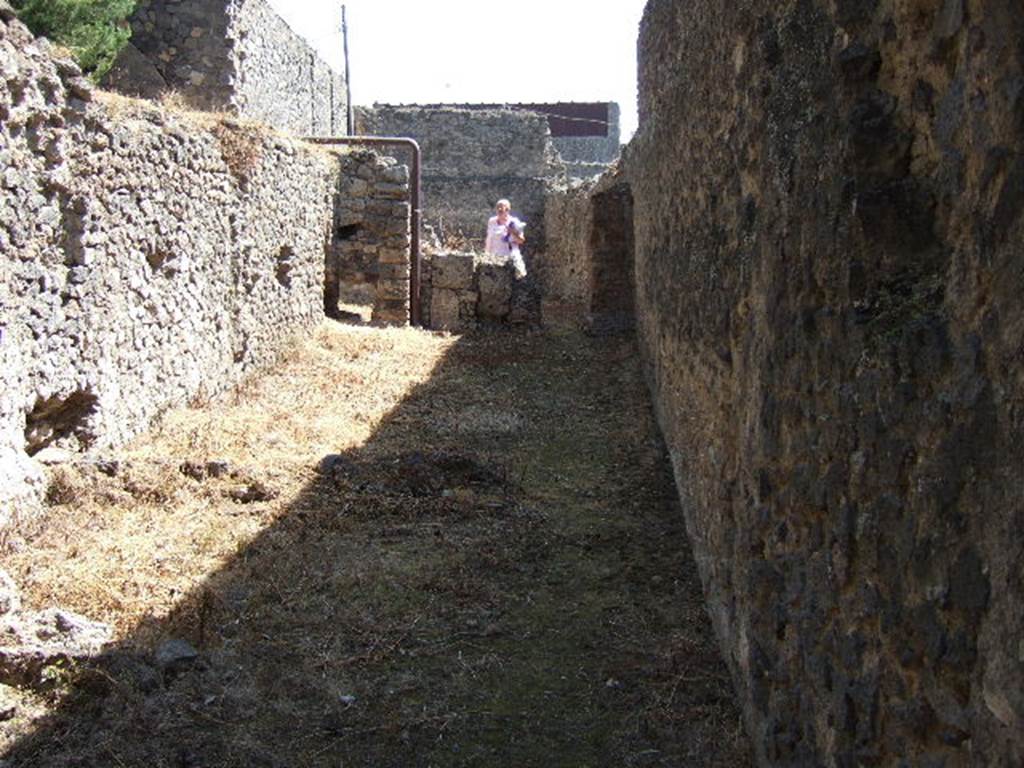 I.6.2 Pompeii. May 2006.  South side of cryptoporticus, looking east.
