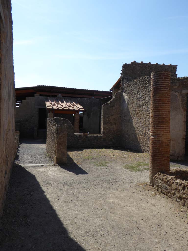 I.6.2 Pompeii. September 2017. 
Looking south towards passage/corridor between the atrium and the small garden, on left, and tablinum, in centre.
Foto Annette Haug, ERC Grant 681269 DÉCOR.

