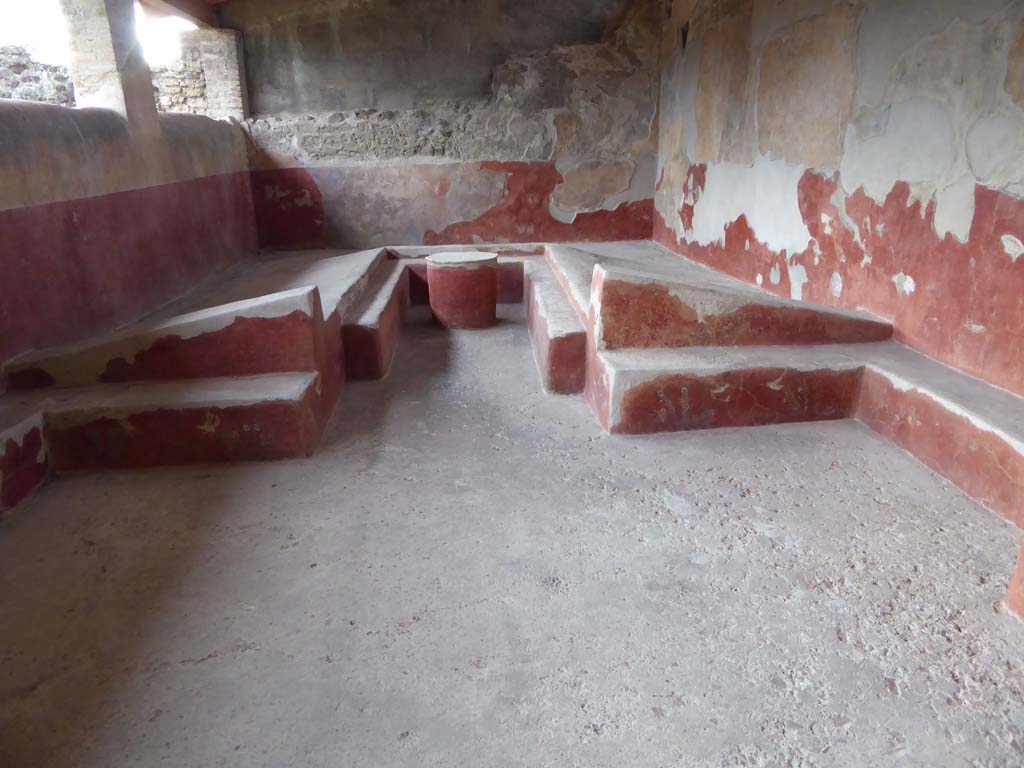 I.6.2 Pompeii. January 2017. Looking west, triclinium with table, against the west wall of the loggia.  
Foto Annette Haug, ERC Grant 681269 DÉCOR.

