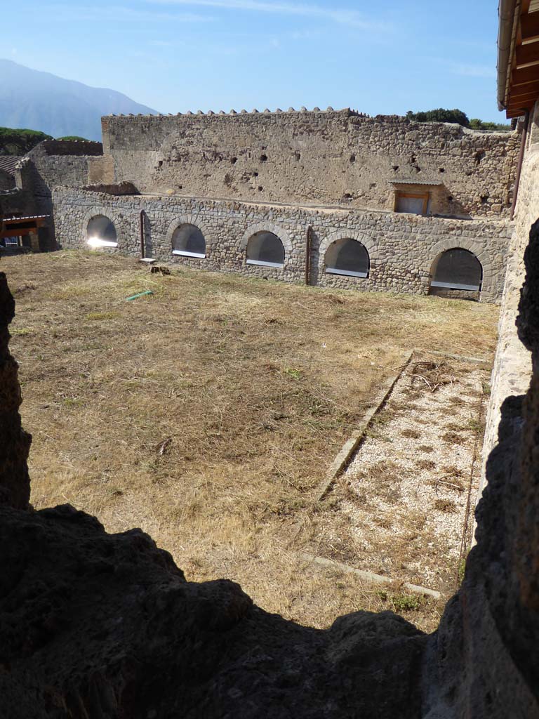 I.6.2 Pompeii. September 2017.  Looking west across garden from summer loggia.
Foto Annette Haug, ERC Grant 681269 DÉCOR.
