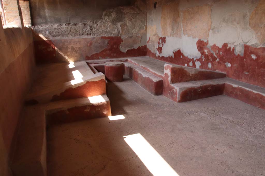I.6.2 Pompeii. September 2019. Looking west in summer loggia to triclinium with table.
Photo courtesy of Klaus Heese.
