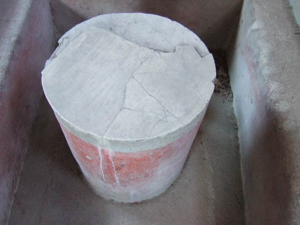 I.6.2 Pompeii. May 2006.  Triclinium circular table.    