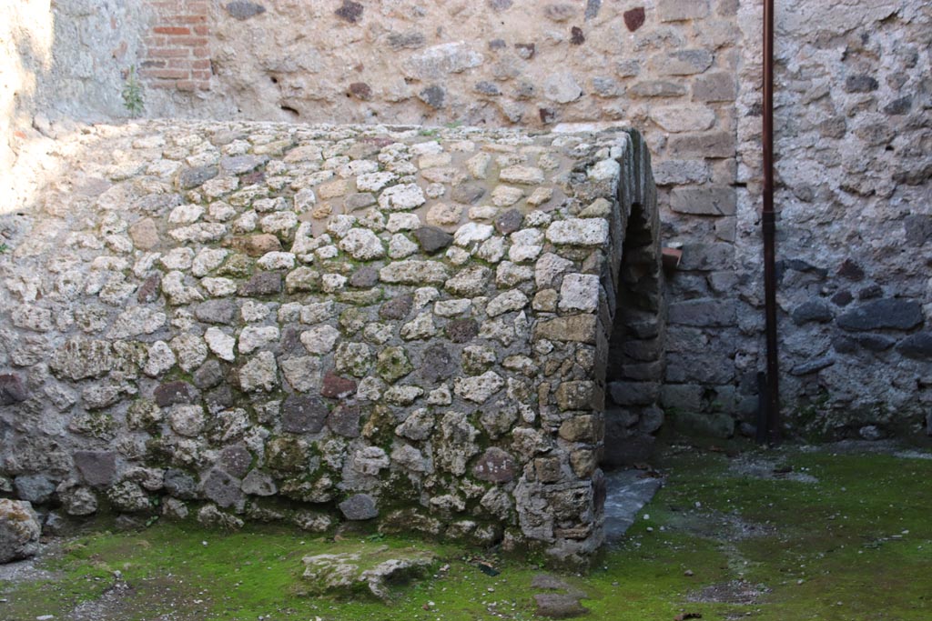 I.6.4 Pompeii. October 2022. 
Room 13, structure for industrial activity against east wall at north end. Photo courtesy of Klaus Heese.
According to Spinazzola – 
“this was the vaulted temporary “Fornax calcaria”. For work in progress”. 
See Spinazzola V., 1953. Pompei alla luce degli Scavi Nuovi di Via dell’Abbondanza (anni 1910-1923). Roma: La Libreria della Stato, (p.446, and fig. 506).



