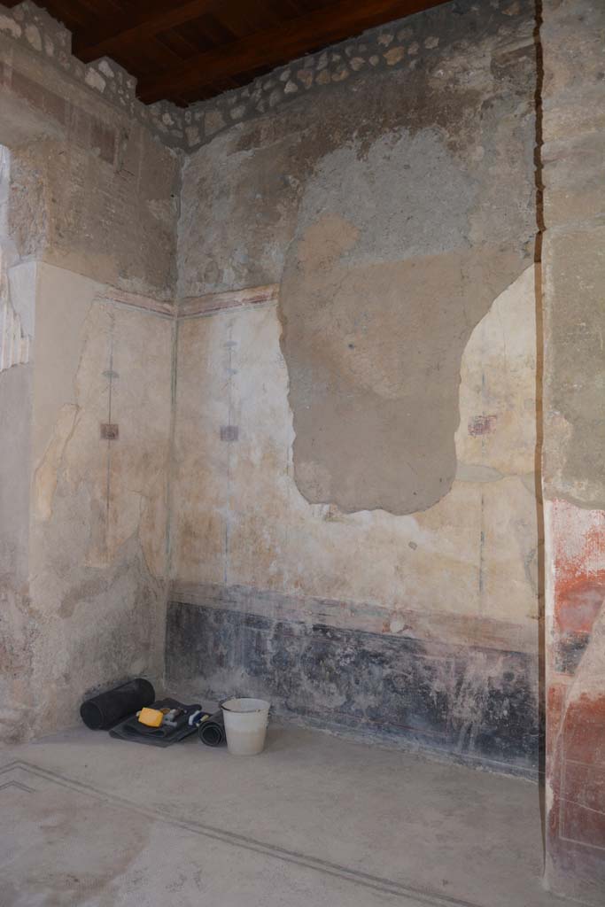 I.7.1 Pompeii. October 2019. Looking north-east to recess in east wall of tablinum.
Foto Annette Haug, ERC Grant 681269 DCOR.
