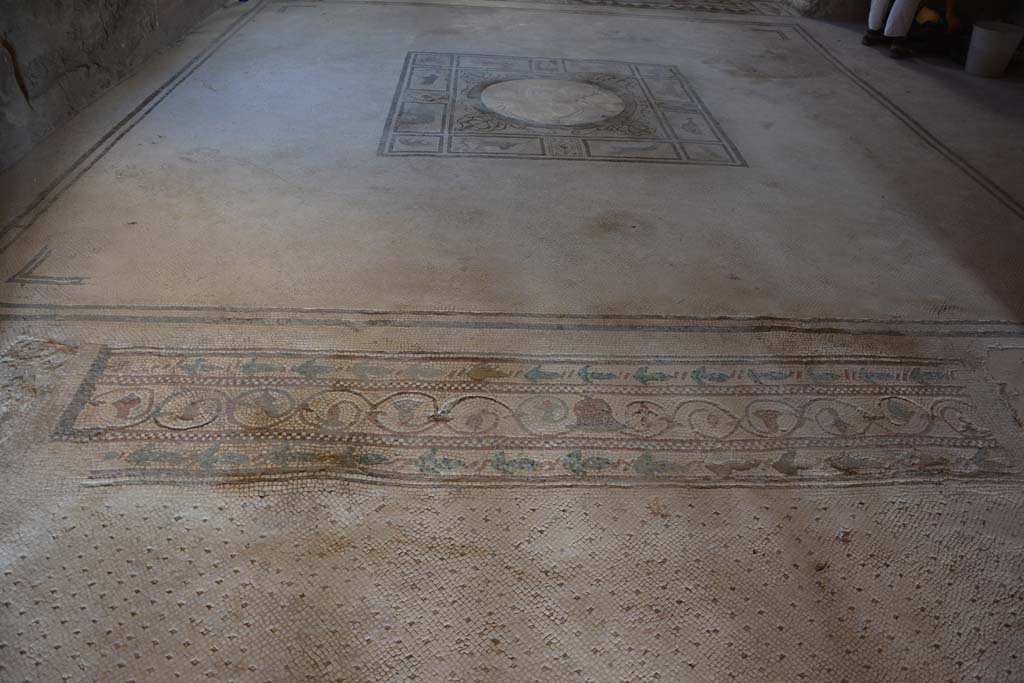 I.7.1 Pompeii. October 2019. Looking north across threshold of doorway between oecus towards tablinum, at top.
Foto Annette Haug, ERC Grant 681269 DCOR.

