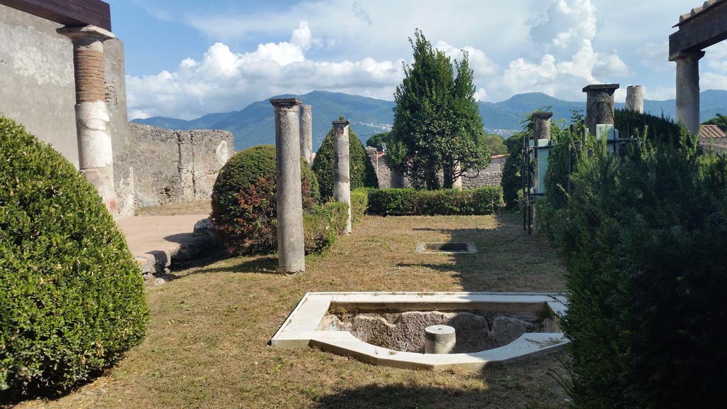 I.7.1 Pompeii. August 2016. Looking south across pool in peristyle from north portico. Photo courtesy of Maribel Velasco.
In the centre of the peristyle were four columns which would have formed a shady pergola over a summer triclinium.
