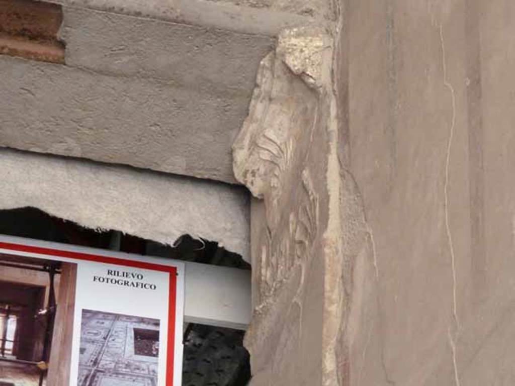 I.7.1 Pompeii. May 2010.  Detail from west side of entrance corridor.
