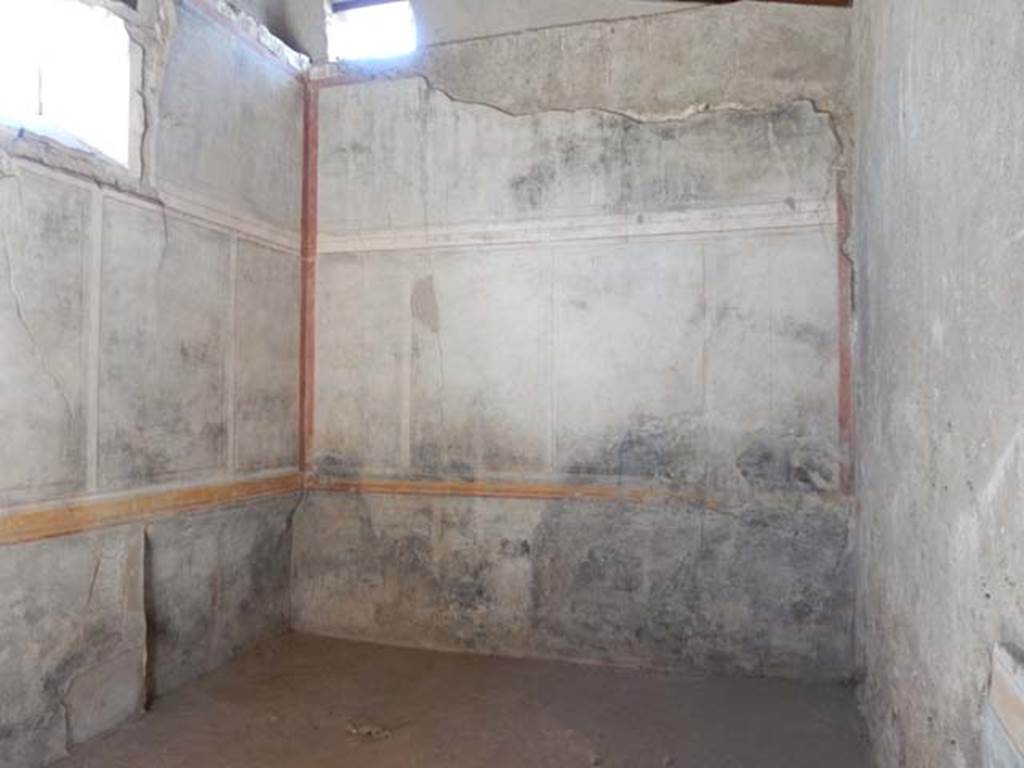 I.7.11 Pompeii. May 2017. Looking towards south wall of triclinium.
Photo courtesy of Buzz Ferebee.
