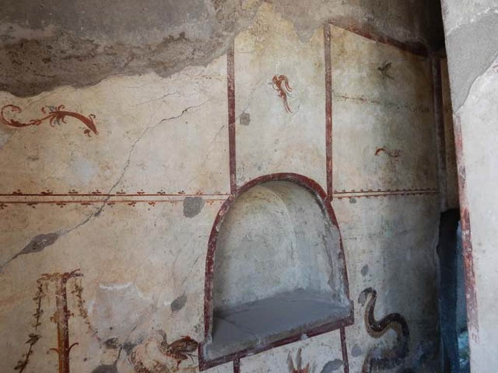 I.7.11 Pompeii. May 2017. Detail of upper west wall. Photo courtesy of Buzz Ferebee.