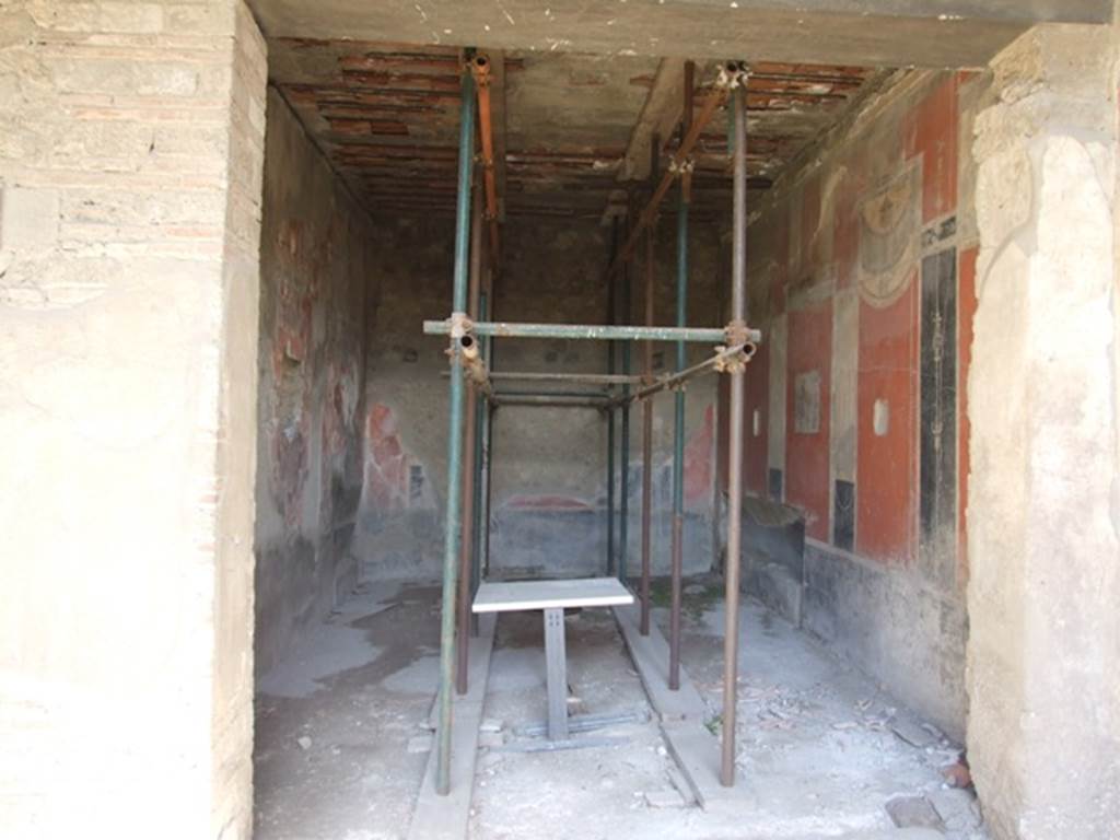 I.8.9 Pompeii.  March 2009.   Room 7.  Triclinium. Looking north from portico.,