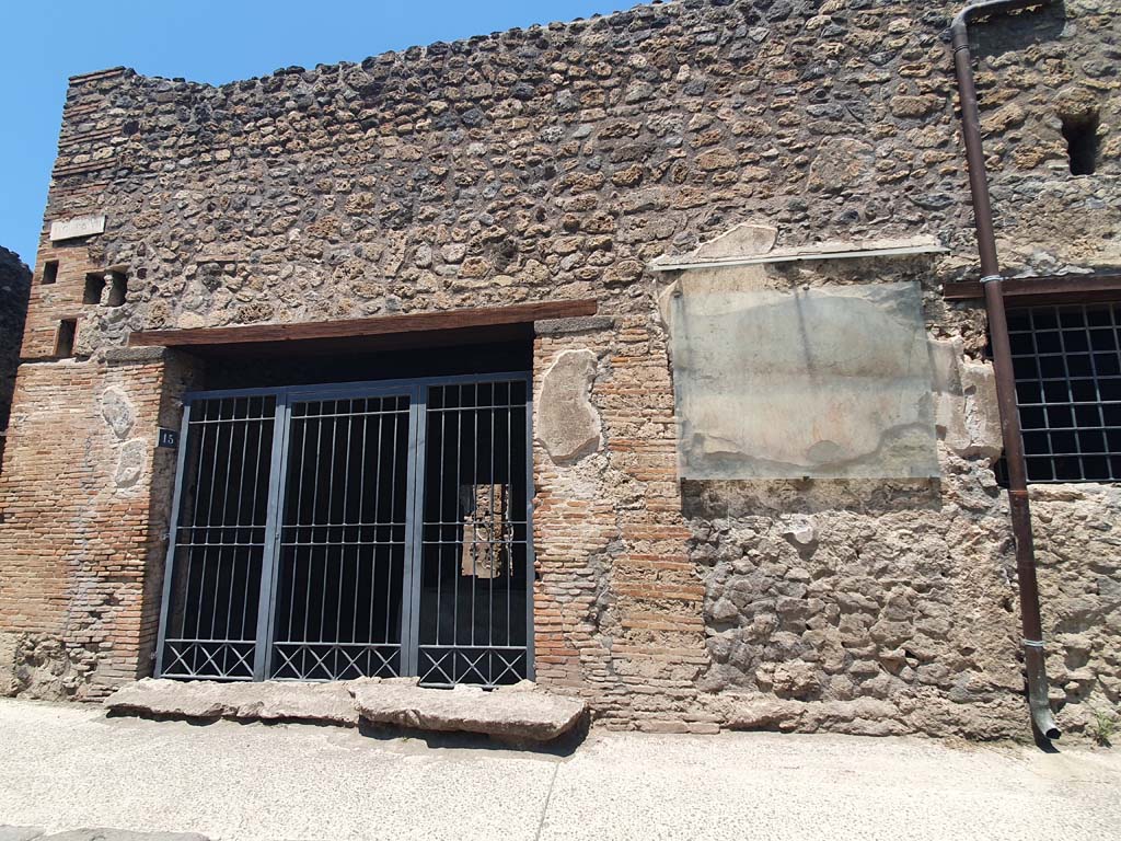 I.8.15 Pompeii. July 2021. Looking north to entrance doorway, with graffiti, on right.
Foto Annette Haug, ERC Grant 681269 DÉCOR.


