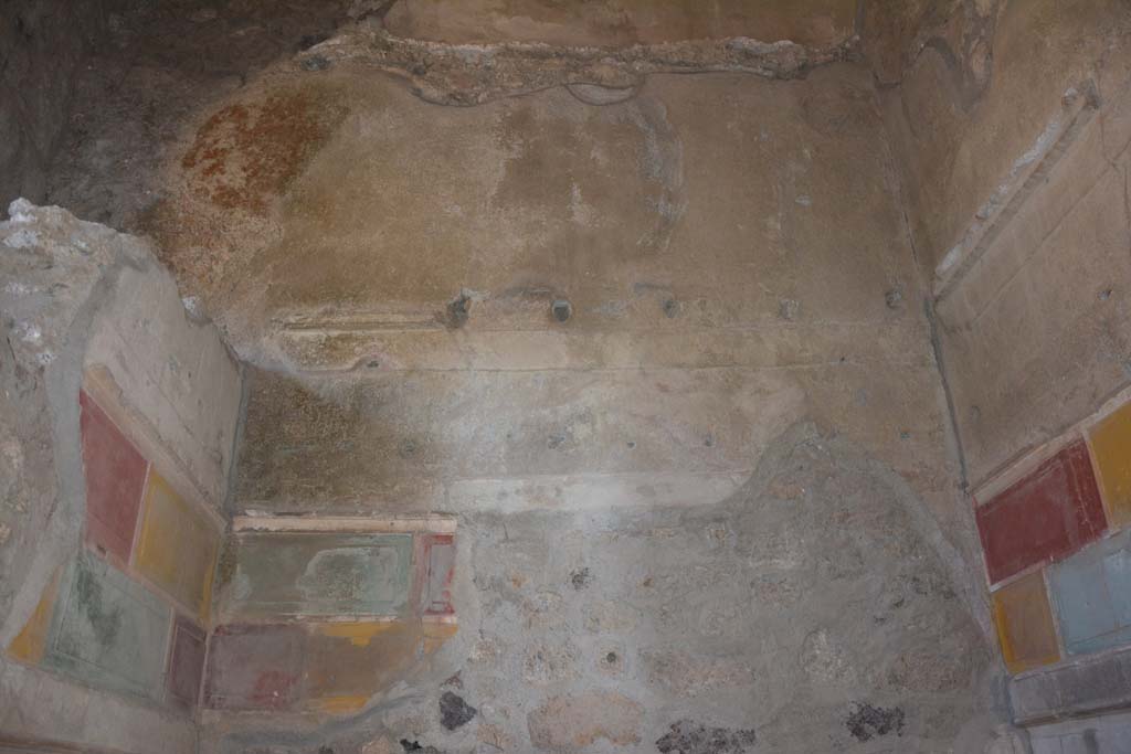 I.8.17 Pompeii. October 2019. Room 15, looking towards upper north wall of alcove.
Foto Annette Haug, ERC Grant 681269 DÉCOR.

