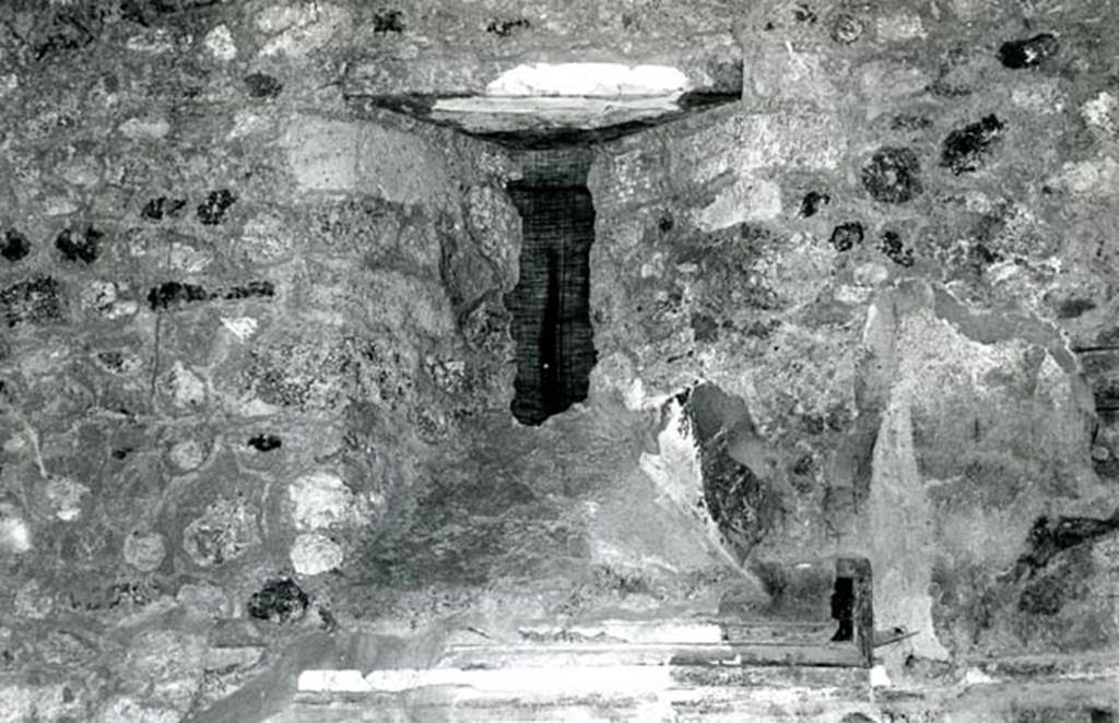 I.8.17 Pompeii. 1972. Room 9. Casa dei Quattro Stili, pillared oecus, S. Wall, window. Photo courtesy of Anne Laidlaw.
American Academy in Rome, Photographic Archive. Laidlaw collection _P_72_15_2.
