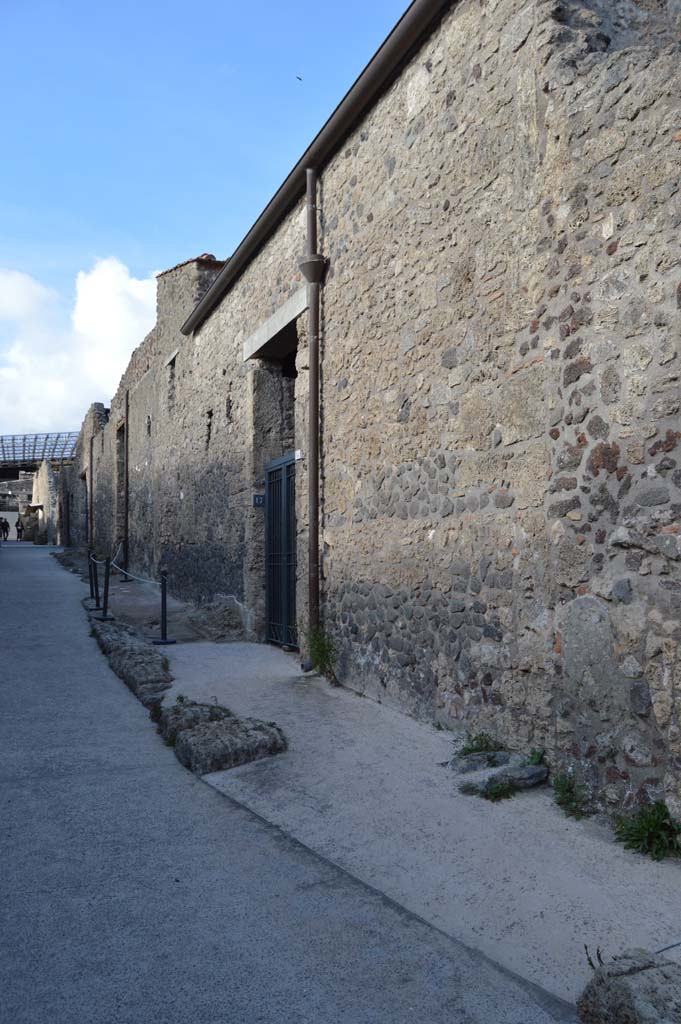 I.8.17 Pompeii. March 2019. Looking north to entrance doorway.
Foto Taylor Lauritsen, ERC Grant 681269 DÉCOR.

