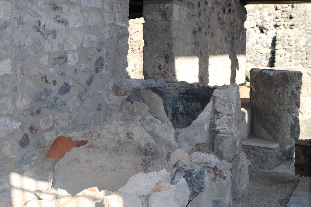 I.8.19 Pompeii. December 2018. Detail of north side, from entrance. Photo courtesy of Aude Durand.