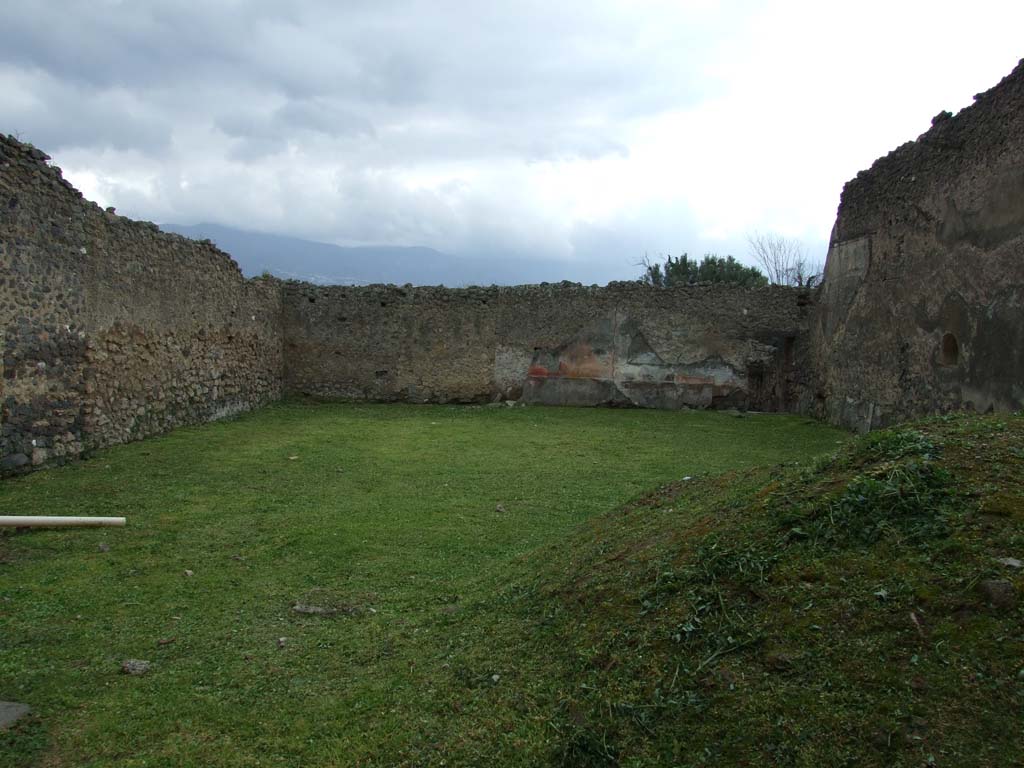 I.9.3 Pompeii. March 2009. Room 6, looking south across garden area.
The remains of the garden painting on a large white middle panel were found in the south-west corner but are now no longer visible. 
See Jashemski, W. F., 1993. The Gardens of Pompeii, Volume II: Appendices. New York: Caratzas.  Page 395, Number 155, Fig 482.
