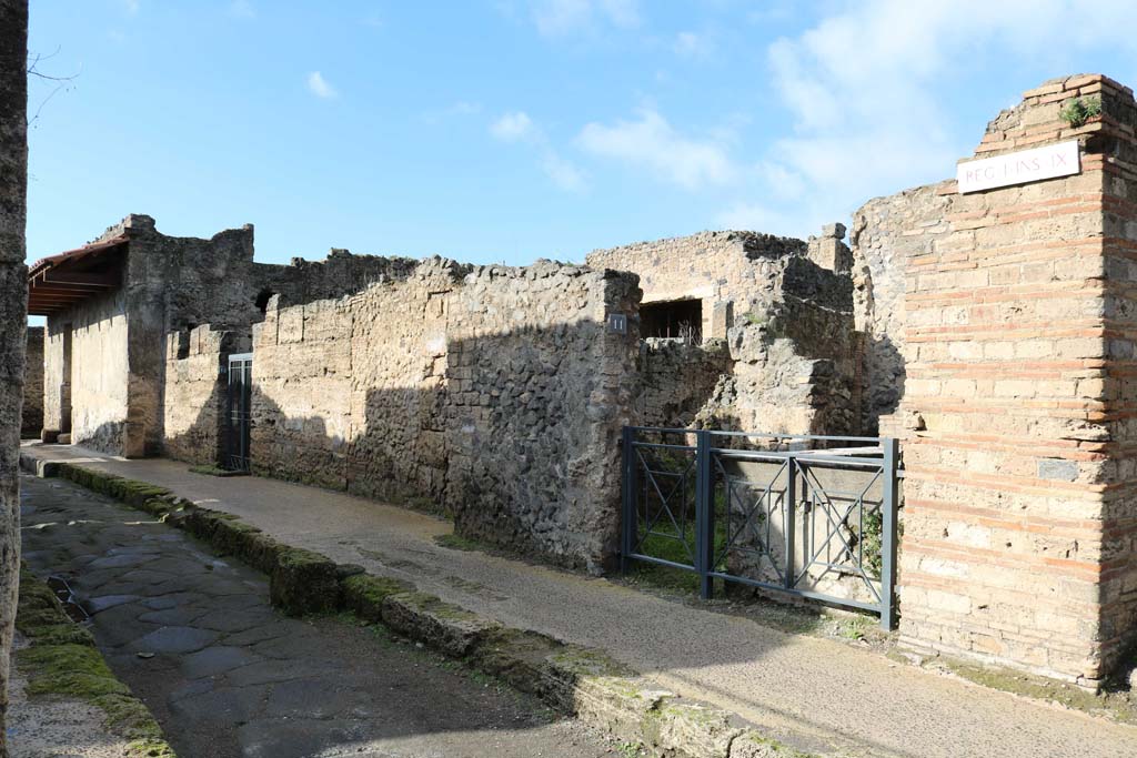 Via di Castricio, north side. December 2018. Front façade and entrance doorway into I.9.12, centre left.
Looking west from I.9.11, on right towards I.9.13, on left. Photo courtesy of Aude Durand.

