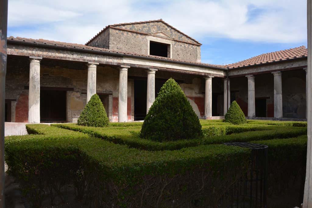I.10.4 Pompeii. September 2019. Looking south-east across peristyle.
Foto Annette Haug, ERC Grant 681269 DÉCOR.

