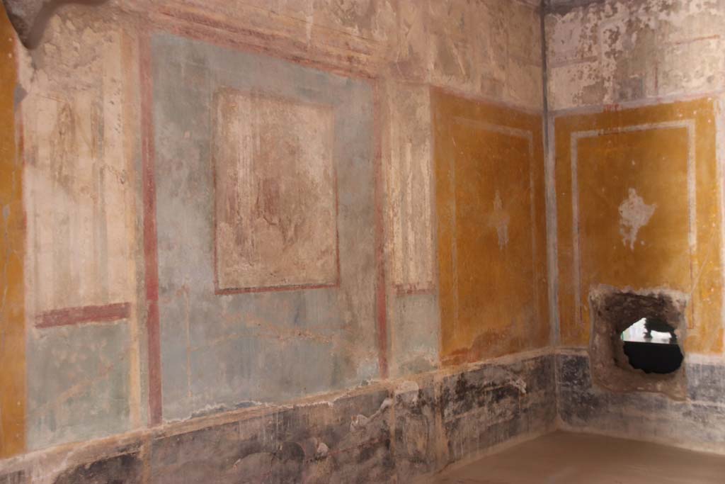 I.10.11 Pompeii. September 2021. Room 8, looking towards south wall of triclinium. Photo courtesy of Klaus Heese.