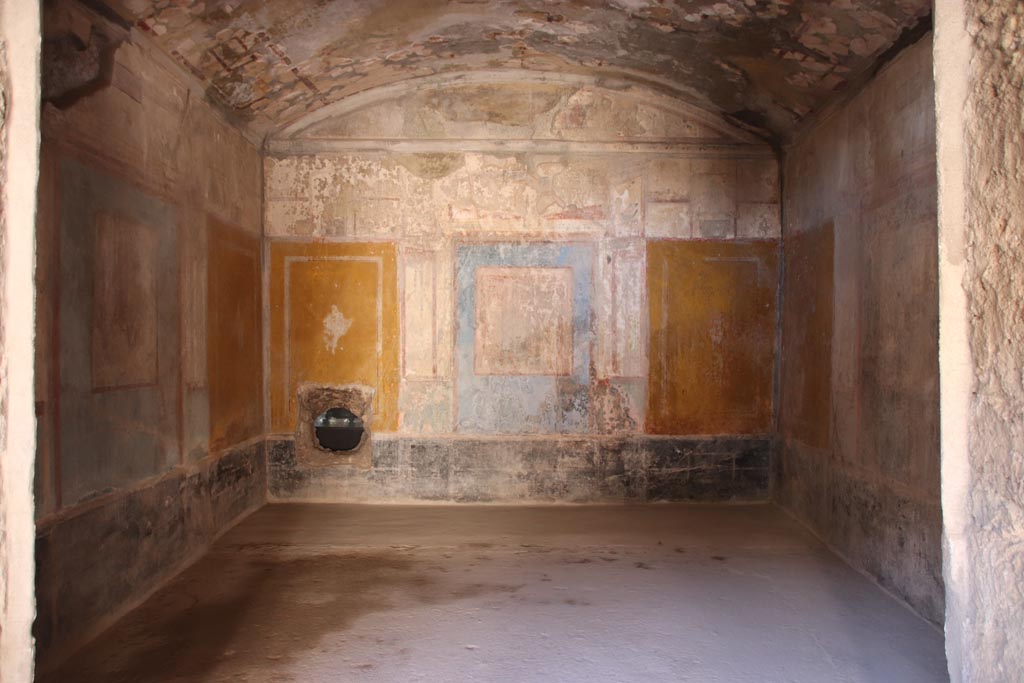 I.10.11 Pompeii. October 2022. Room 8, looking west from doorway onto peristyle 10. Photo courtesy of Klaus Heese. 