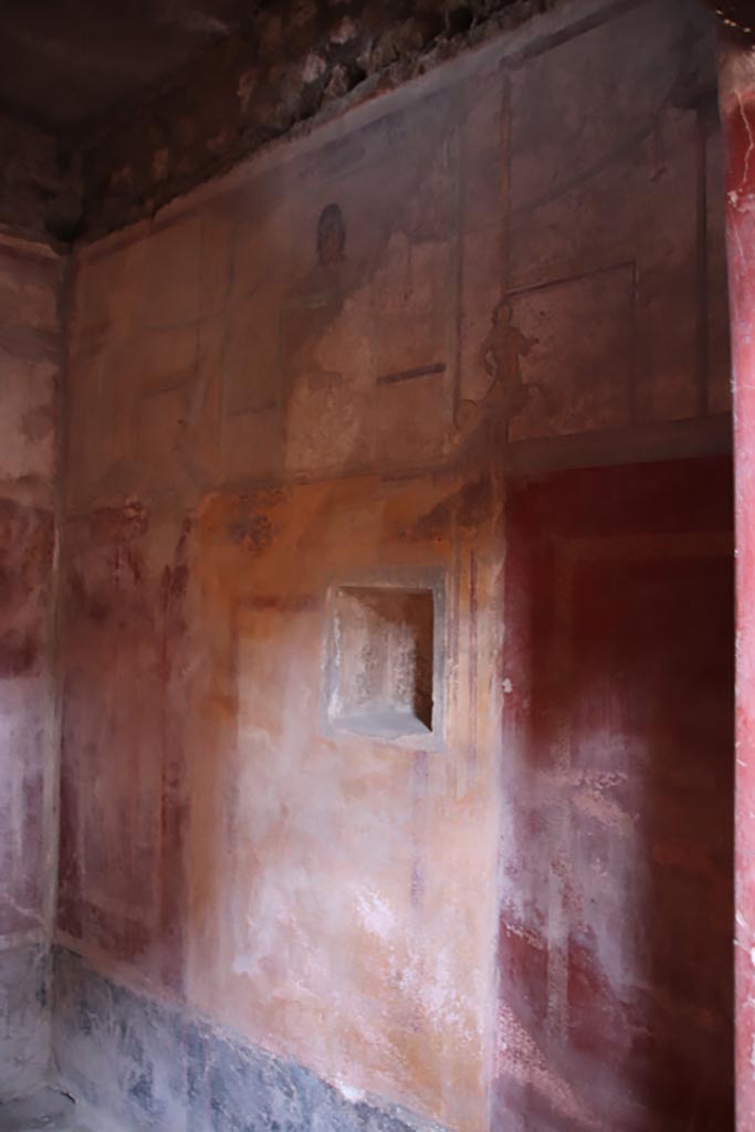 I.10.11 Pompeii. October 2022. 
Room 9, detail of upper north wall. Photo courtesy of Klaus Heese. 
