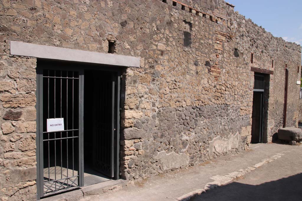 I.10.11 Pompeii, on right. September 2021. 
Looking south-east to entrance doorway on Vicolo del Citarista, with I.10.10 on left. Photo courtesy of Klaus Heese.
