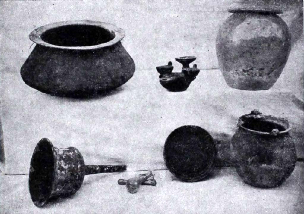 I.10.13 Pompeii. Bronze and terracotta items found on the sales counter/podium.
According to NdS 
Found collected on this podium/counter were the group of household goods.
See Notizie degli Scavi di Antichit, 1934, p.337 (fig. 36).
For the list of finds found on this counter, see NdS, p.340.
