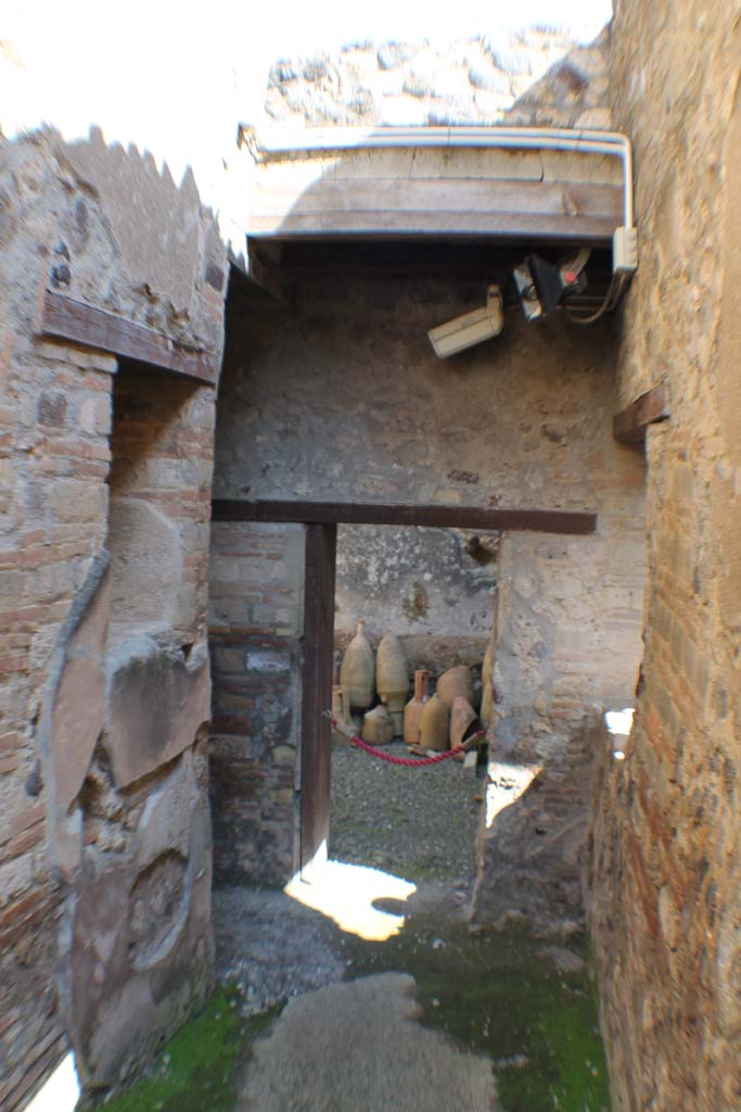 I.10.15/4 Pompeii. March 2014. 
Looking east in corridor, with doorway to third room to south of entrance at I.10.15, with amphorae.
Foto Annette Haug, ERC Grant 681269 DCOR.



