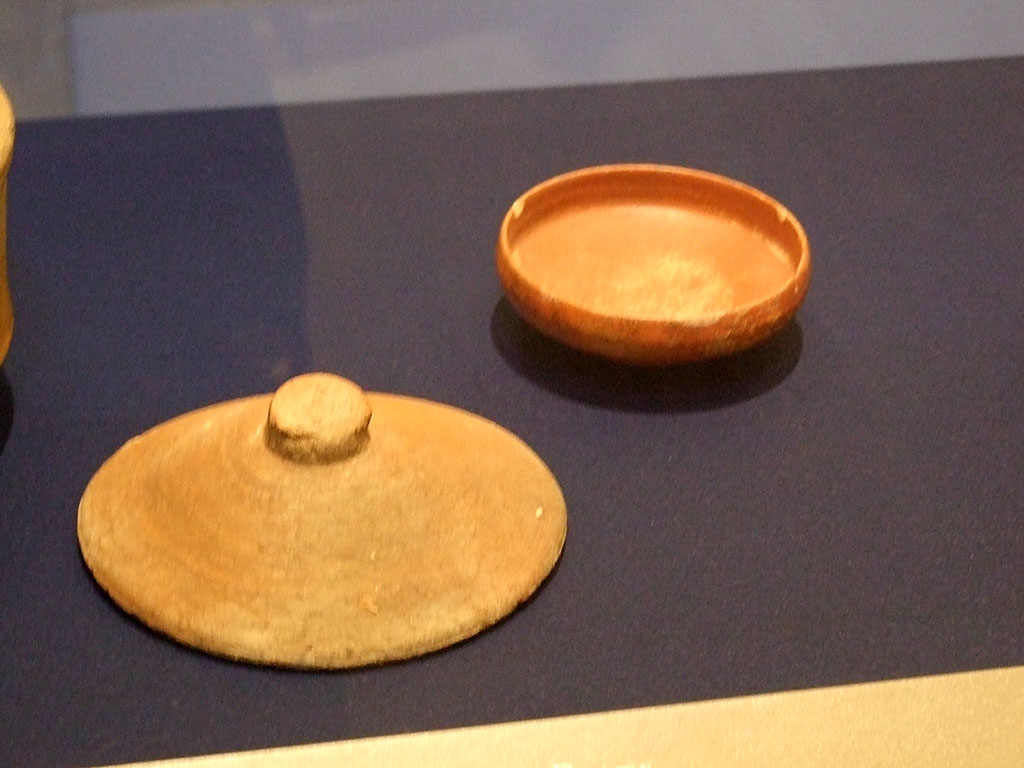 I.10.4 Pompeii. Found on 29th April 1932. Third room to south of entrance with amphorae.
Terra sigillata plate (on right). SAP inventory 4927.
Photographed at A Day in Pompeii exhibition at Melbourne Museum. September 2009.
