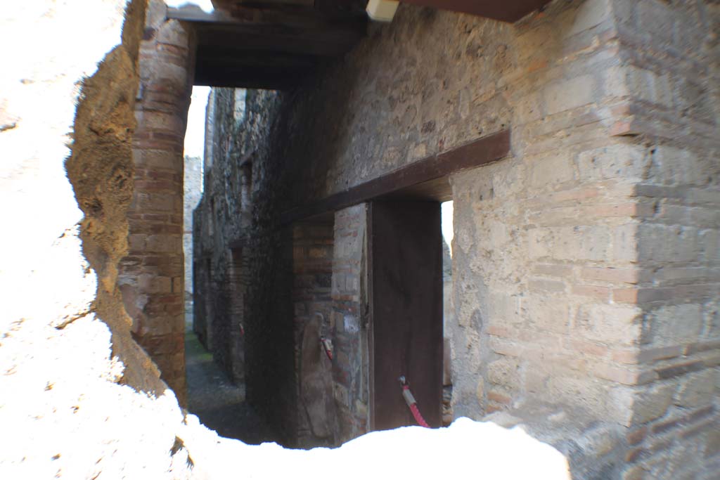 I.10.15/4 Pompeii. March 2014. Looking towards doorway to room at south end of corridor, leading to I.10.15.  
Foto Annette Haug, ERC Grant 681269 DCOR.


