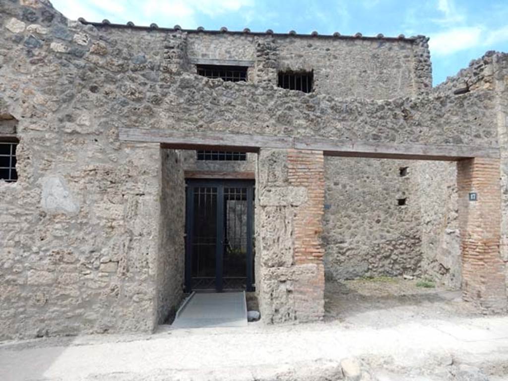 I.10.16 Pompeii, on left. May 2017. Looking west to entrance, with shop at I.10.17, on right. Photo courtesy of Buzz Ferebee. 
