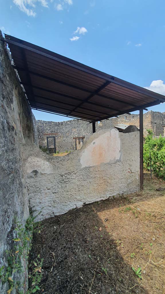 I.11.10 Pompeii. July 2021. 
Looking west towards small room against south wall of garden area with remains of painted stucco.  
Foto Annette Haug, ERC Grant 681269 DÉCOR. 
