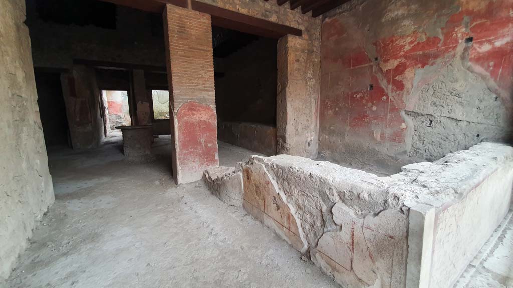 I.12.3 Pompeii. July 2021. Looking south-west from entrance to bar-room with counter.
Foto Annette Haug, ERC Grant 681269 DÉCOR
