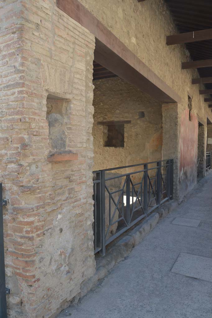 I.12.5 Pompeii. October 2017. Looking west across entrance doorway.
Foto Taylor Lauritsen, ERC Grant 681269 DÉCOR.

