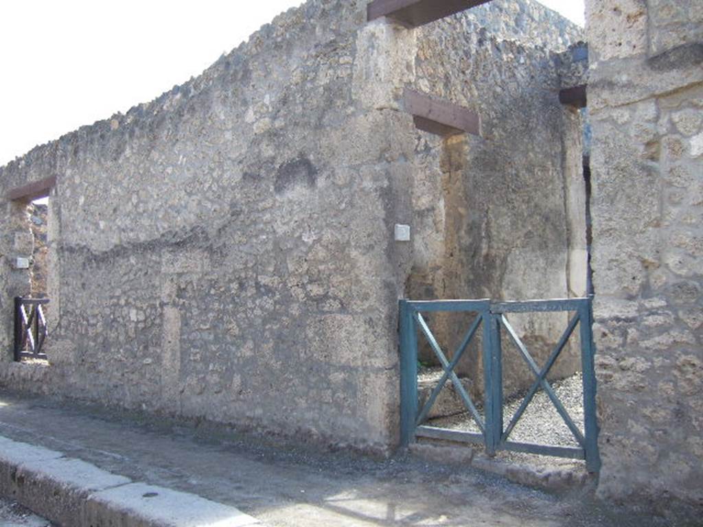 I.13.3 Pompeii, on left. Entrance and street wall between I.13.3 and I.13.2. December 2007.
According to Della Corte, an electoral recommendation from Crescens (of I.13.1) was found to the left of the doorway 
Cn(aeum) Helvium Sabin(um) 
aed(ilem) Crescens rog(at)        [CIL IV 7462]
See Epigraphik-Datenbank Clauss/Slaby (www.manfredclauss.de).



