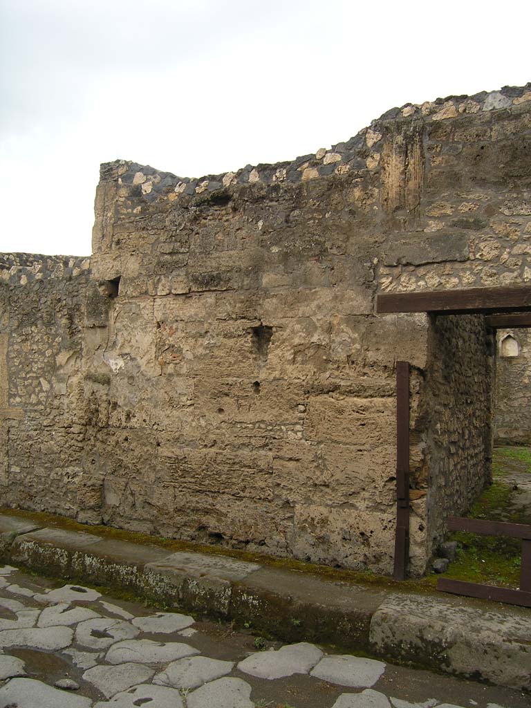 I.14.2 Pompeii. July 2008. 
Looking towards front faade on south side of entrance doorway on Via di Nocera.
Photo courtesy of Guilhem Chapelin. 
