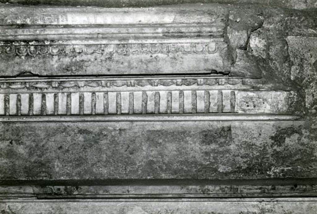 I.15.3 Pompeii. 1968. Room 6. House of Ship Europa, W cubiculum, back N wall, lower dentil profile.  Photo courtesy of Anne Laidlaw.
American Academy in Rome, Photographic Archive. Laidlaw collection _P_68_15_5.
