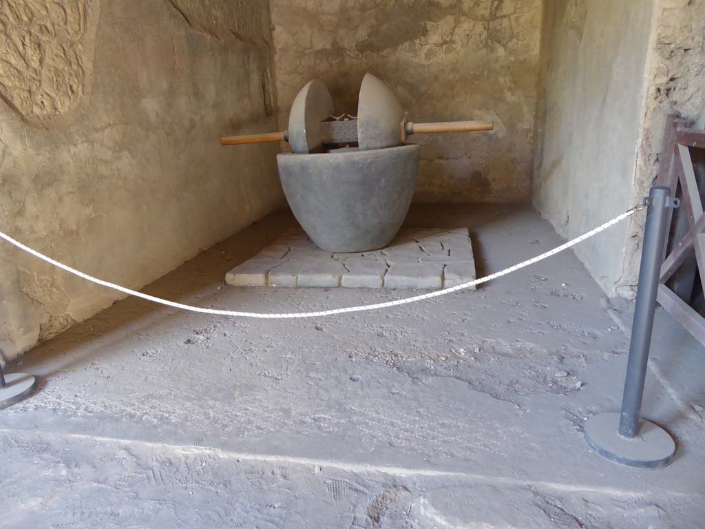 I.15.3 Pompeii. September 2015. Room 8, reconstructed press and detail of flooring.
Foto Annette Haug, ERC Grant 681269 DÉCOR.
