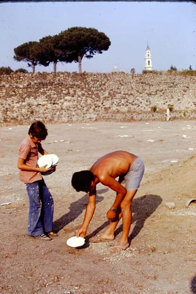 I.22 Pompeii. 1974. Placing the spheres in position, for viewing from the balloon.  
Photo by Stanley A. Jashemski.   
Source: The Wilhelmina and Stanley A. Jashemski archive in the University of Maryland Library, Special Collections (See collection page) and made available under the Creative Commons Attribution-Non Commercial License v.4. See Licence and use details. J74f0404
